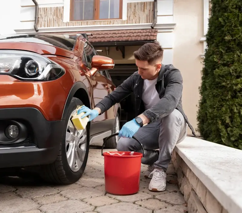 Lavage auto à domicile Chaumontel : professionnel intervenant sur un véhicule